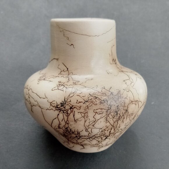 Native American Navajo Horse Hair Pottery Vase signed VAIL Mint Condition - Picture 3 of 16